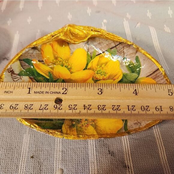 DECOUPAGE CLAM SHELL DECOUPAGE YELLOW FLOWERS 🏵 ON A CLAM SHELL TRINKET DISH - Picture 9 of 11